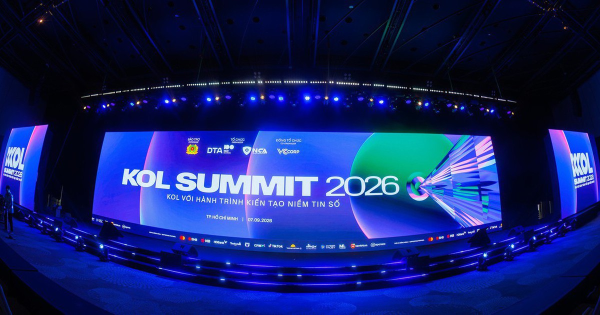 Sân khấu chính của KOL Summit 2026 trong buổi chạy thử trước ngày diễn ra