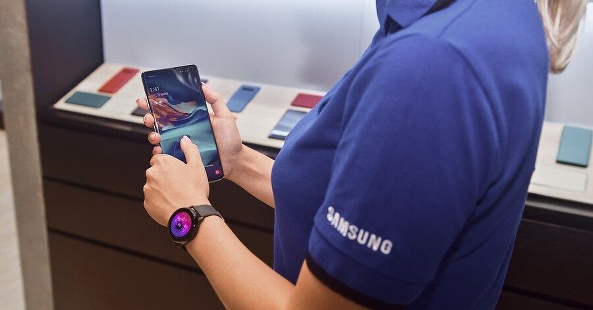 Điện thoại Samsung Galaxy hiển thị màn hình thông báo tài khoản bị vô hiệu hóa