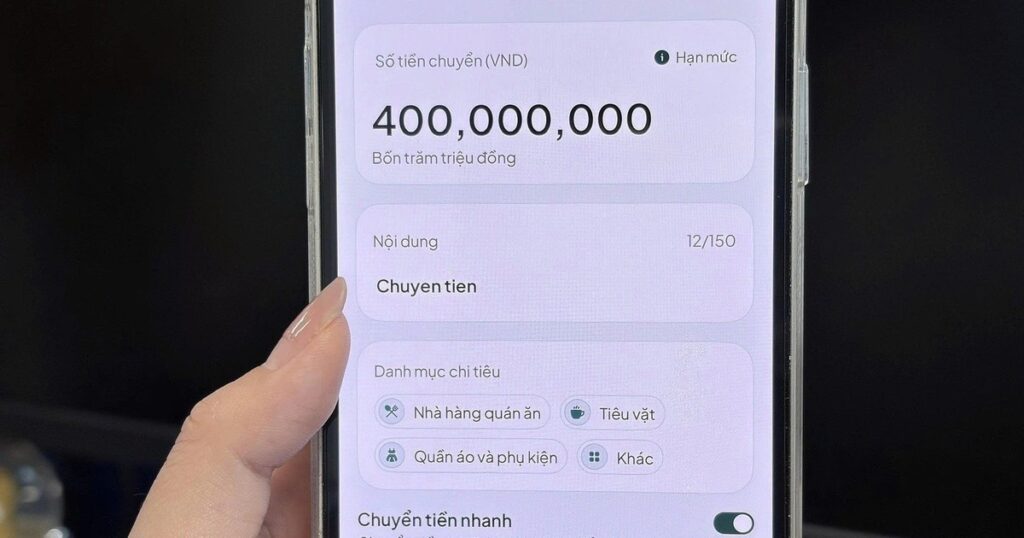 Minh họa người dùng kiểm tra cảnh báo lừa đảo đầu tư tiền mã hóa trên điện thoại