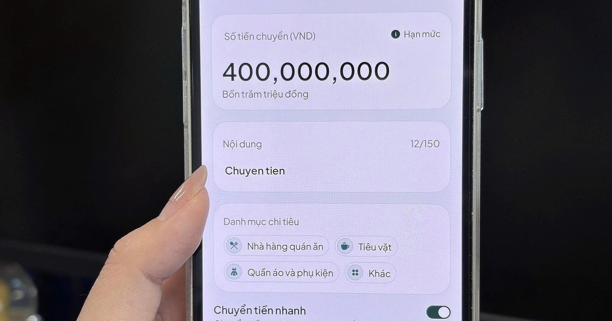 Minh họa người dùng kiểm tra cảnh báo lừa đảo đầu tư tiền mã hóa trên điện thoại