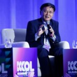 Trung tướng Lê Xuân Minh phát biểu tại phiên toàn thể KOL Summit 2026