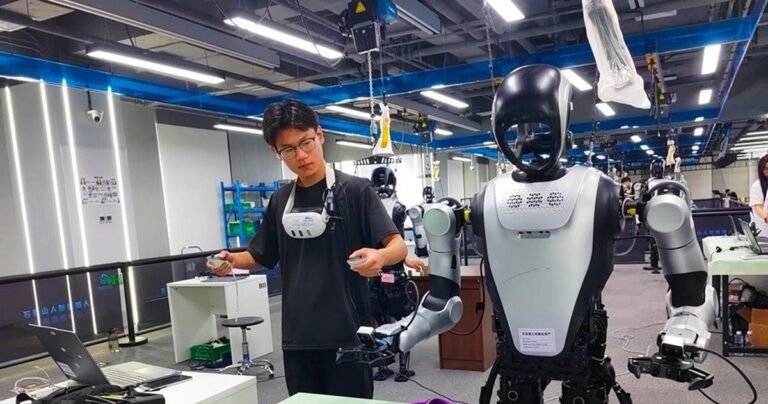 Các robot hình người thực hiện nhiều thao tác đời thường trong trung tâm đào tạo dữ liệu