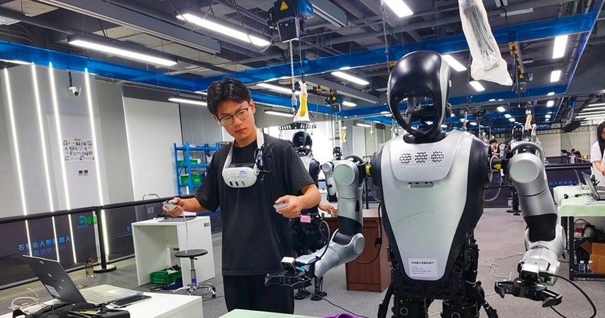 Các robot hình người thực hiện nhiều thao tác đời thường trong trung tâm đào tạo dữ liệu