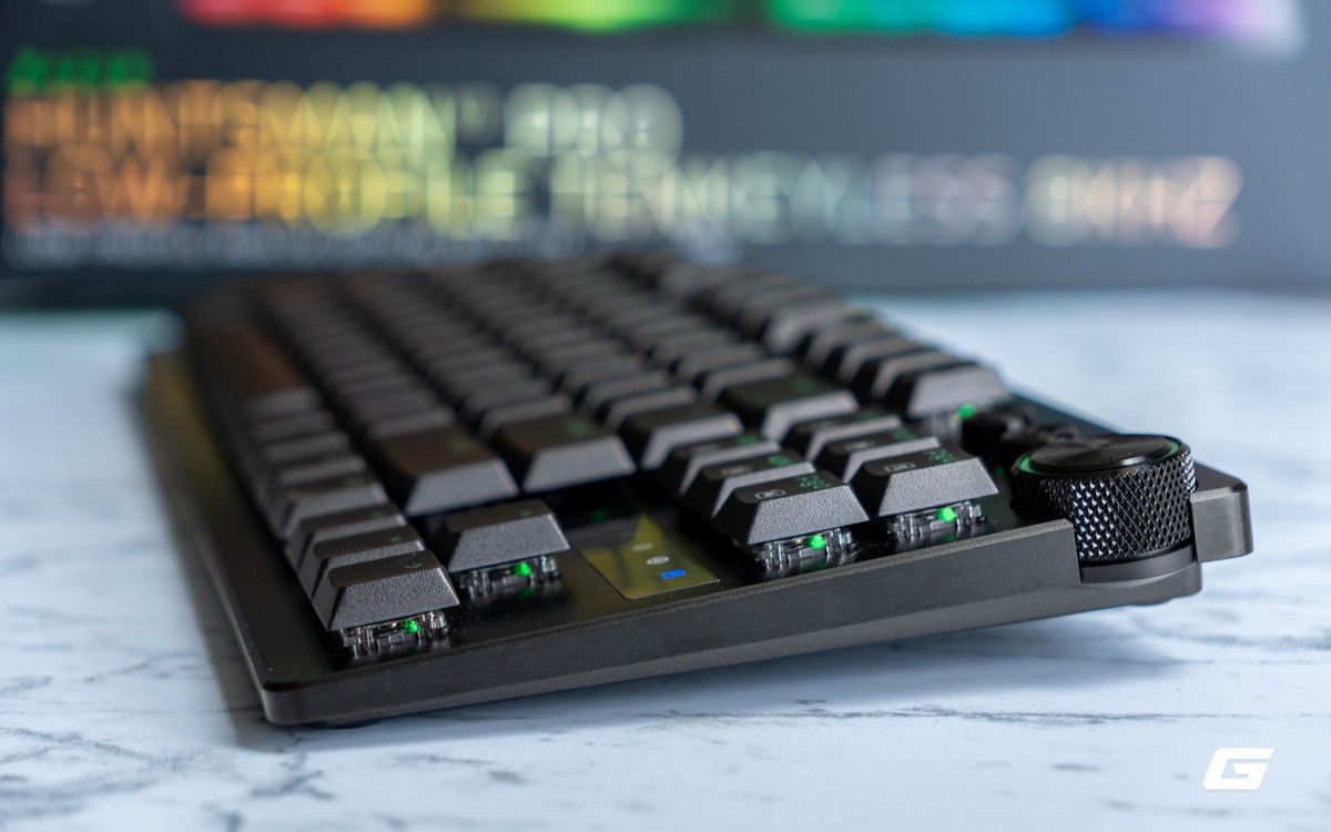 Hộp Razer Huntsman V3 Pro Low-profile TKL 8KHz với tông đen xanh