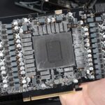 Chiếc RTX 5090 được đặt trong hộp trước khi kiểm tra