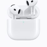 Tai nghe AirPods 5 đặt cạnh hộp sạc trong bối cảnh giới thiệu sản phẩm