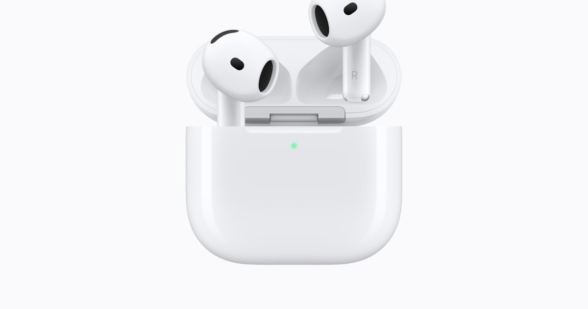 Tai nghe AirPods 5 đặt cạnh hộp sạc trong bối cảnh giới thiệu sản phẩm