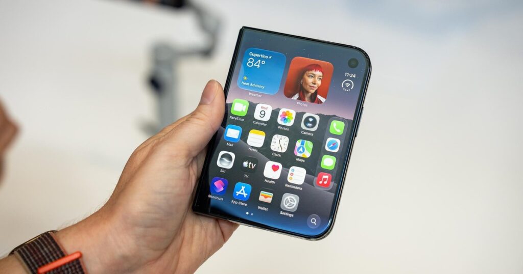 iPhone Duo mở phẳng với màn hình trong kích thước lớn
