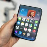 iPhone Duo mở phẳng với màn hình trong kích thước lớn