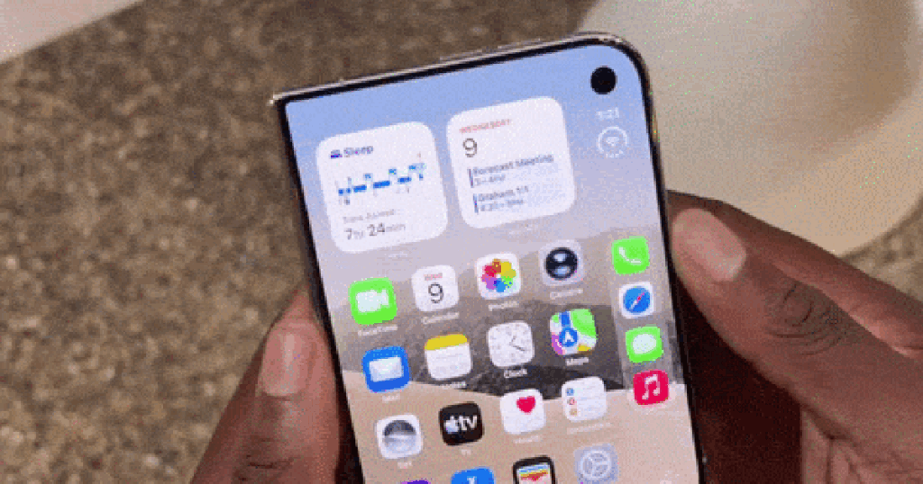 Cận cảnh iPhone Duo với màn hình ngoài hiển thị giao diện iOS