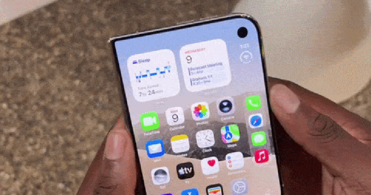 Cận cảnh iPhone Duo với màn hình ngoài hiển thị giao diện iOS