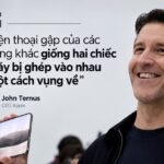 John Ternus phát biểu trên sân khấu trong phần giới thiệu iPhone Duo