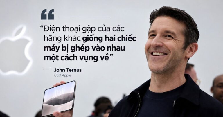John Ternus phát biểu trên sân khấu trong phần giới thiệu iPhone Duo