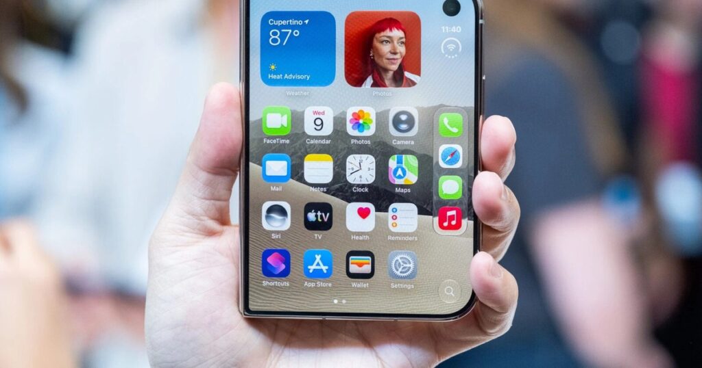 iPhone Duo mở và gập trong ảnh minh họa chuyển động
