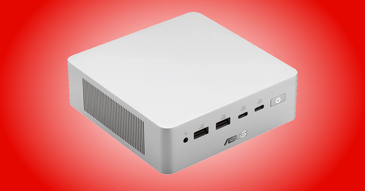 Asus Ascent QN10 đặt trên mặt bàn với thiết kế mini PC màu bạc