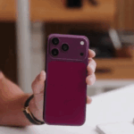 iPhone 18 Pro Max màu Burgundy được trưng bày dưới ánh sáng trong sự kiện công nghệ