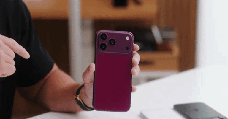 iPhone 18 Pro Max màu Burgundy được trưng bày dưới ánh sáng trong sự kiện công nghệ
