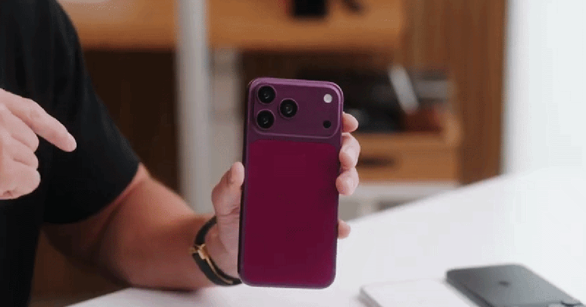 iPhone 18 Pro Max màu Burgundy được trưng bày dưới ánh sáng trong sự kiện công nghệ