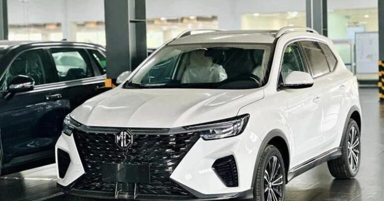 Công nhân mặc đồng phục rời nhà máy ô tô sau giờ làm việc tại Trung Quốc