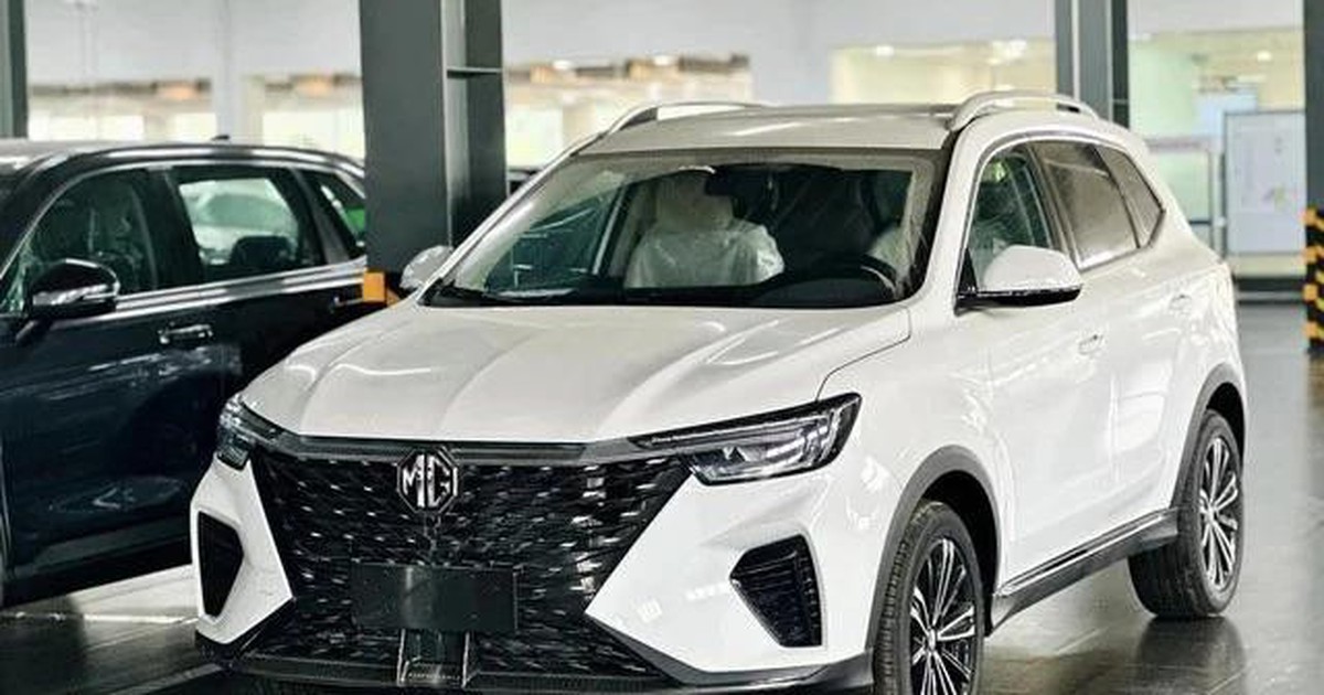 Công nhân mặc đồng phục rời nhà máy ô tô sau giờ làm việc tại Trung Quốc