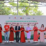Đại diện các đơn vị cắt băng khánh thành không gian học tập tại Trường Tiểu học Tân Mai