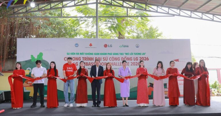 Đại diện các đơn vị cắt băng khánh thành không gian học tập tại Trường Tiểu học Tân Mai