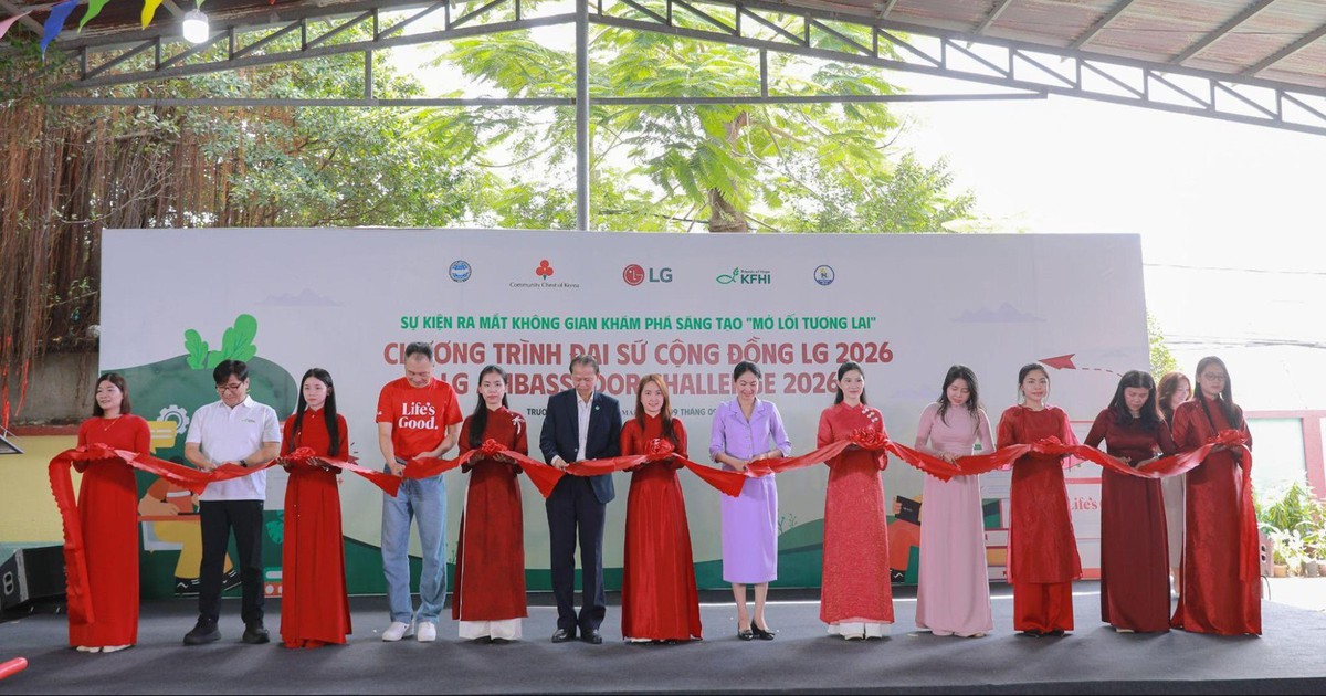 Đại diện các đơn vị cắt băng khánh thành không gian học tập tại Trường Tiểu học Tân Mai