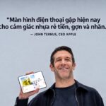 John Ternus phát biểu trong buổi phỏng vấn về màn hình iPhone Duo
