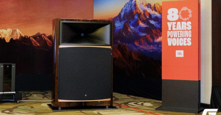 Cặp loa JBL Summit Everest được trưng bày tại AVSHOW 2026