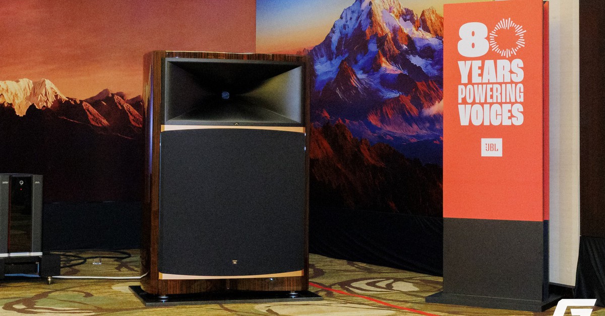Cặp loa JBL Summit Everest được trưng bày tại AVSHOW 2026