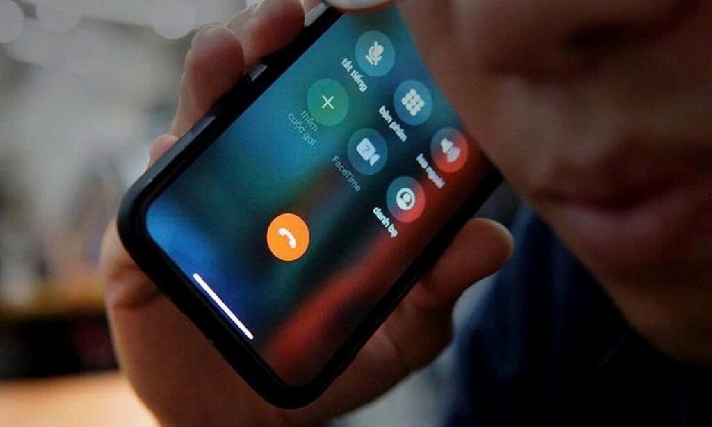 Người dùng kiểm tra điện thoại có dấu hiệu hoạt động bất thường