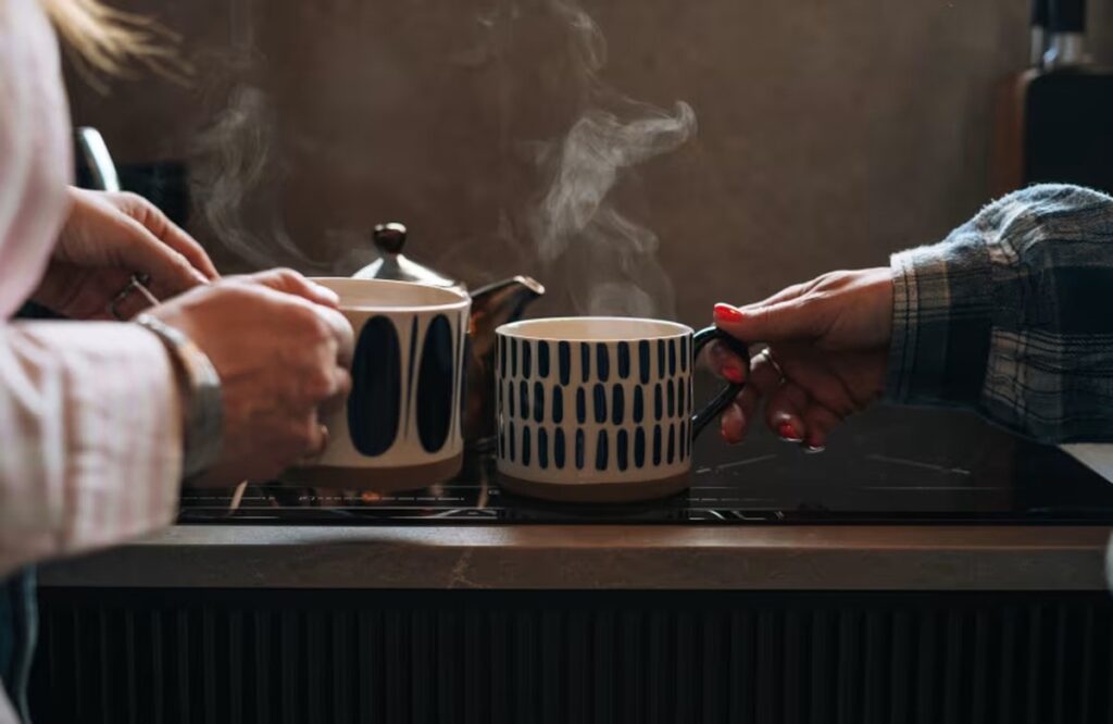 Tách trà nóng đặt trên bàn với hơi nước bốc lên