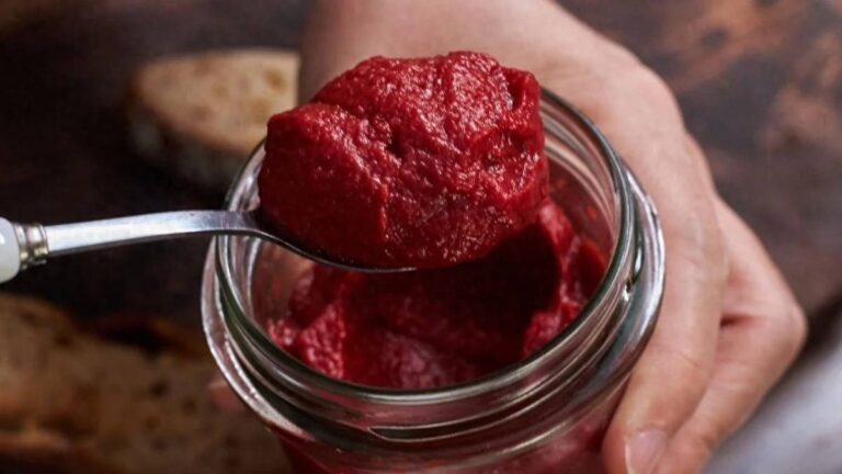Đĩa sốt cà chua đỏ được đặt trên bàn ăn