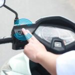 Người dùng dựng một chiếc xe tay ga bên lề đường
