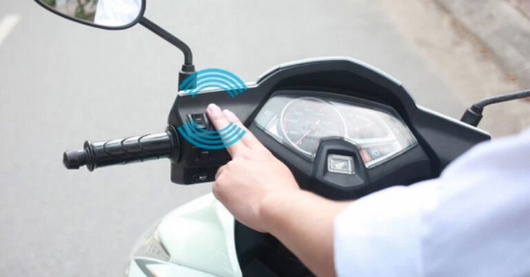 Người dùng dựng một chiếc xe tay ga bên lề đường