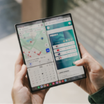 Người dùng tương tác với trợ lý AI trên màn hình smartphone