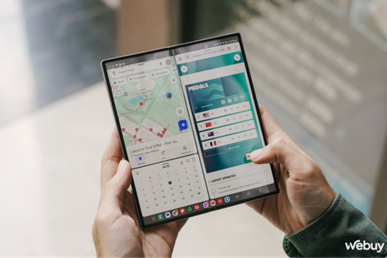 Người dùng tương tác với trợ lý AI trên màn hình smartphone