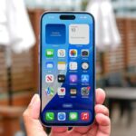 Người dùng mở phần cài đặt bảo mật trên iPhone