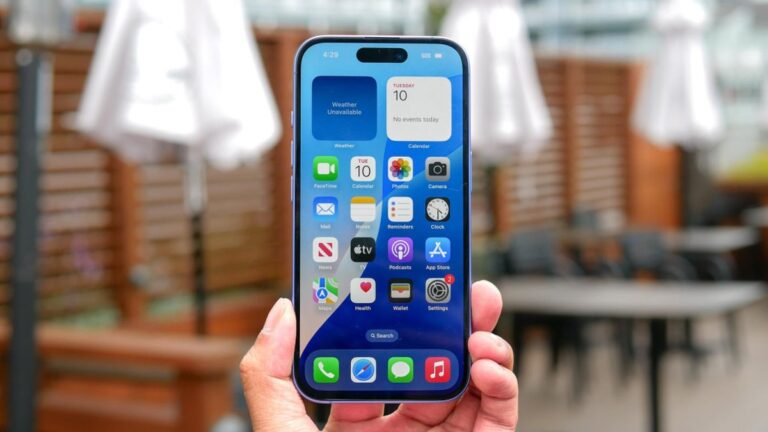 Người dùng mở phần cài đặt bảo mật trên iPhone