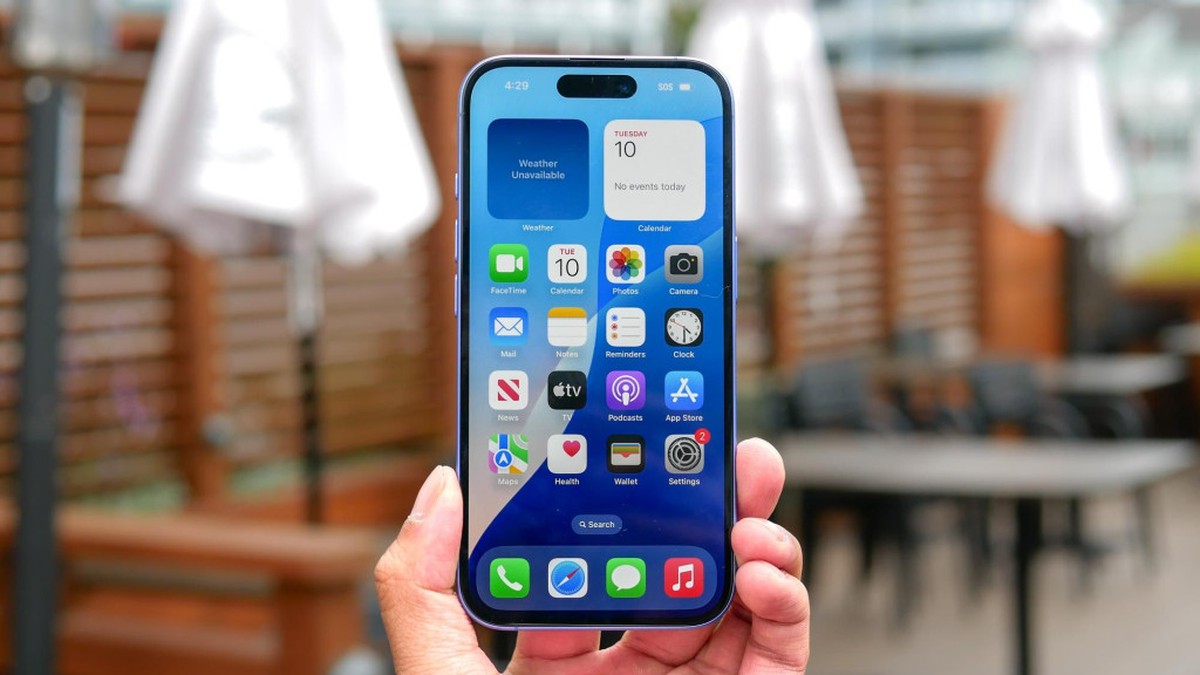 Người dùng mở phần cài đặt bảo mật trên iPhone