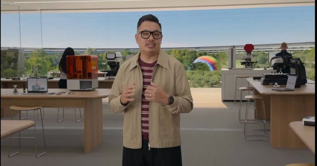Richard Dinh xuất hiện trên sân khấu sự kiện ra mắt iPhone 18