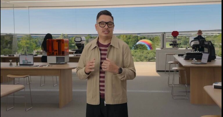 Richard Dinh xuất hiện trên sân khấu sự kiện ra mắt iPhone 18