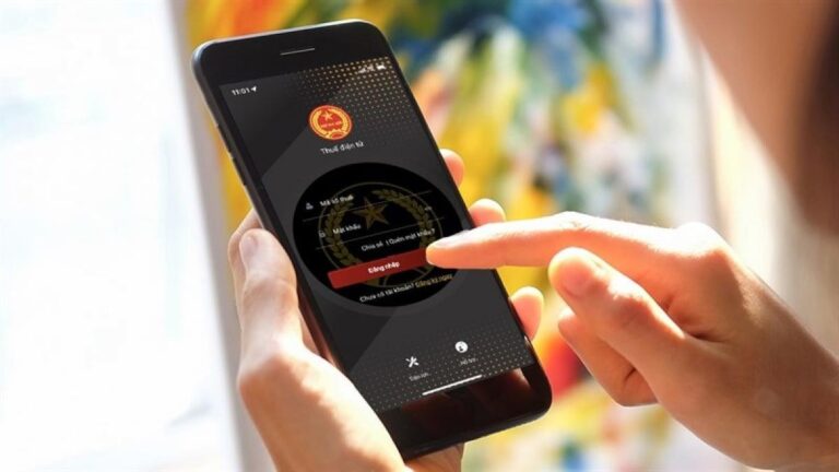 Màn hình eTax Mobile hiển thị mục thông tin cá nhân và tổ chức, doanh nghiệp