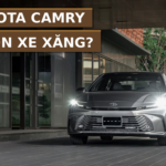 Toyota Camry đỗ bên ngoài khu vực trưng bày ô tô