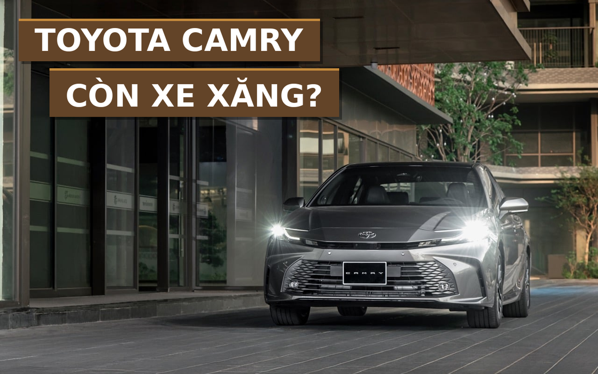 Toyota Camry đỗ bên ngoài khu vực trưng bày ô tô