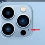 Mặt lưng iPhone với lỗ micro nhỏ nằm cạnh cụm camera sau