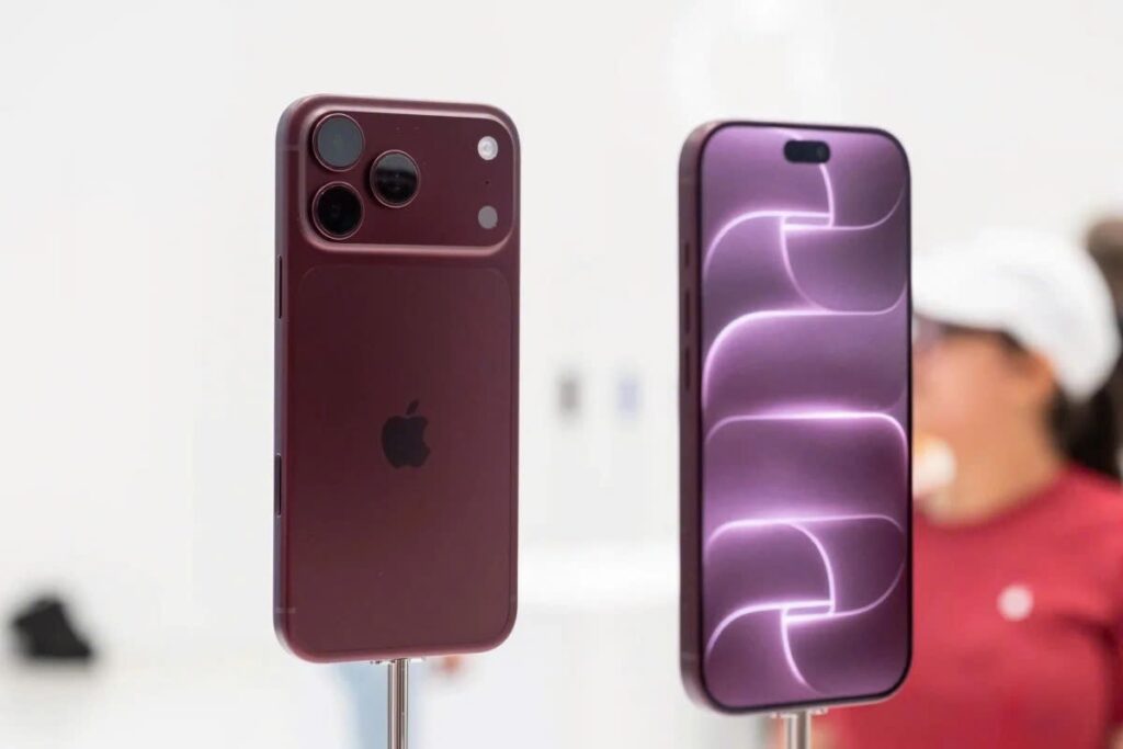 iPhone 18 Pro và iPhone 18 Pro Max đặt cạnh nhau trong không gian giới thiệu sản phẩm