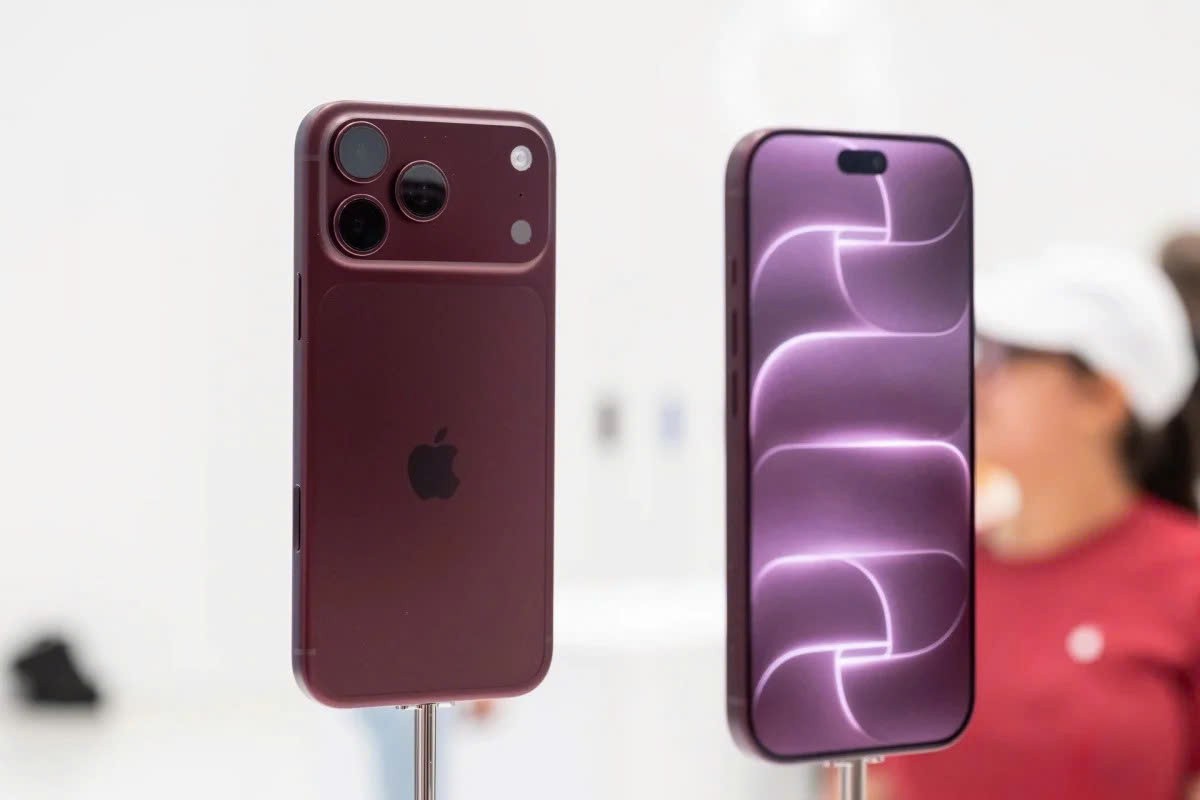 iPhone 18 Pro và iPhone 18 Pro Max đặt cạnh nhau trong không gian giới thiệu sản phẩm