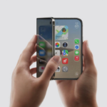 iPhone Duo được đặt cạnh một mẫu điện thoại gập Galaxy Z Fold
