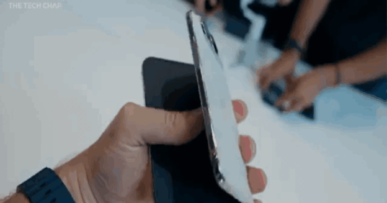 iPhone Duo khép lại với thiết kế vuông vức và màu xanh đen